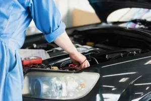 車のメンテナンスをしている作業員